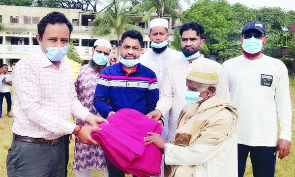 সোনারগাঁওয়ে অসহায় মানুষের মধ্যে শীতবস্ত্র বিতরণ