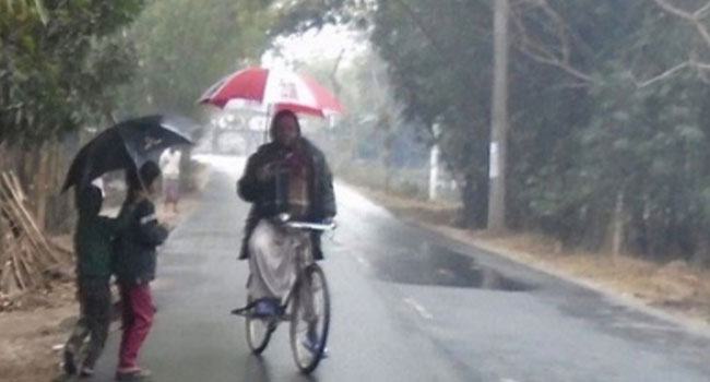 পাইকগাছায় জাওয়াদের প্রভাবে দু'দিনের অব্যাহত গুঁড়ি গুঁড়ি বৃষ্টিতে জনজীবন বিপর্যস্ত