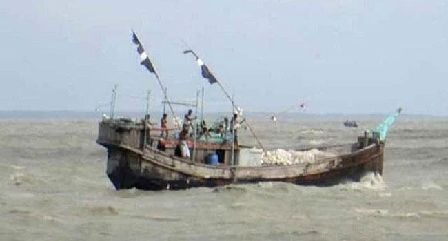 ৫ দিন সাগরে ভাসতে থাকা ১৩ জেলে উদ্ধার