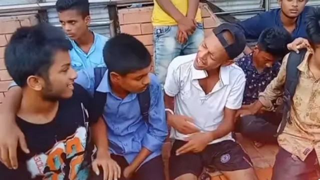 বরগুনায় ‘নয়ন বন্ড’ শফিক রেজার গাঁজা সেবনের ভিডিও ভাইরাল