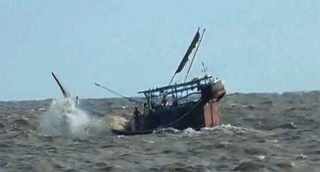 গভীর সমুদ্রে ট্রলারডুবি, ২০ জেলে নিখোঁজ
