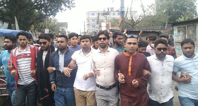 তথ্য প্রতিমন্ত্রীর পদত্যাগের খবরে সরিষাবাড়ীতে আনন্দ মিছিল, মিষ্টি বিতরণ