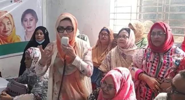 ফেনীতে আফরোজা আব্বাসকে হোটেল থেকে বের করে দিয়েছে পুলিশ