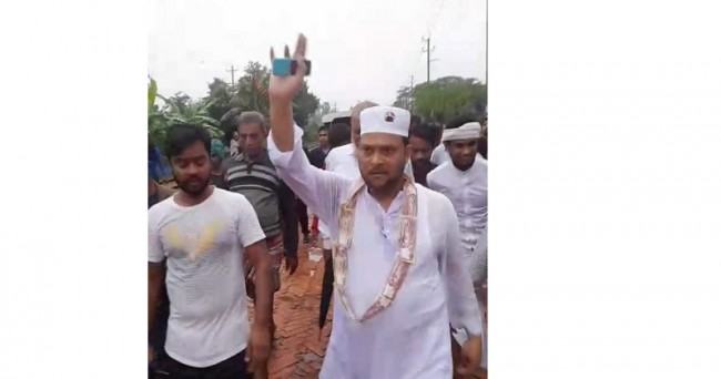 শ্রীপুরে টাকার মালা গলায় দিয়ে চেয়ারম্যান প্রার্থীর প্রচারণার ছবি ভাইরাল