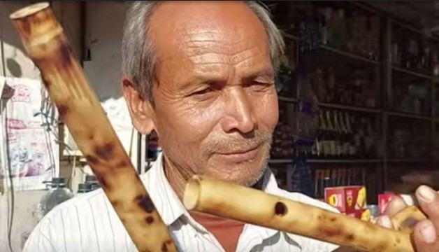 বাঁশের বাঁশিতে ফুঁ দেই... সুর ভাসাই বাতাসে...