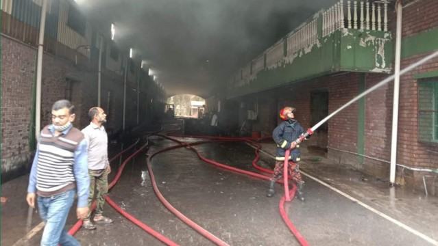 ফায়ার সার্ভিসের ২ ঘণ্টার প্রচেষ্টায় রাজবাড়ীর জুট মিলের আগুন নিয়ন্ত্রণে