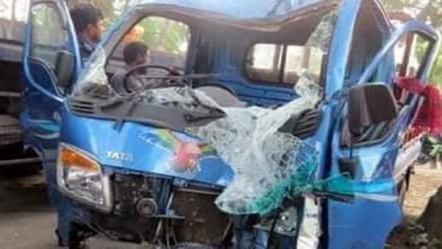 মিরসরাইয়ে গাছের সাথে পিকআপের ধাক্কায় চালক নিহত