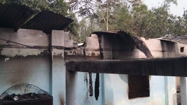 হাতপাখার চেয়ারম্যানপ্রার্থীর বাড়িতে মধ্যরাতে আগুন, ছাই হলো ১৫ বাড়ি