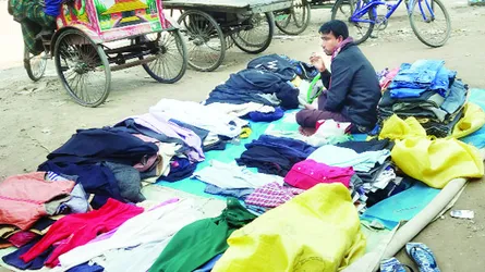 ভোলাহাটে জমে উঠেছে গরম কাপড়ের বাজার