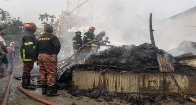 লালমোহনে ৪টি গোডাউনে আগুন, ২০ লক্ষাধিক টাকার ক্ষতি