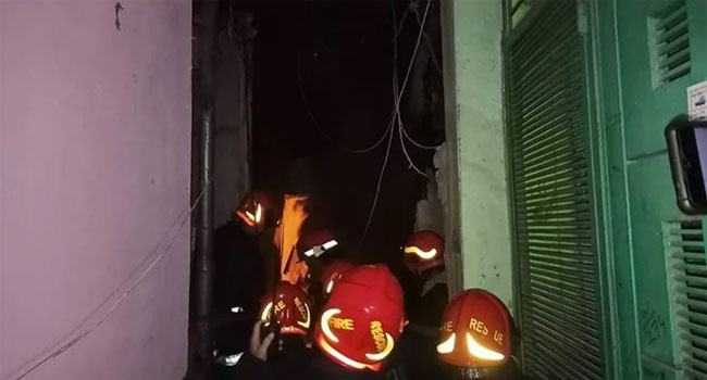 পুরান ঢাকায় গ্যাস বিস্ফোরণ, হেলে পড়েছে ভবন