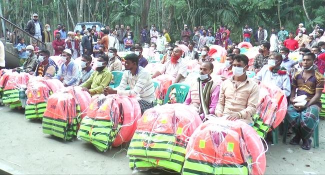 ভোলায় ৭০ জেলেকে বয়া ও লাইফ জ্যাকেট বিতরণ