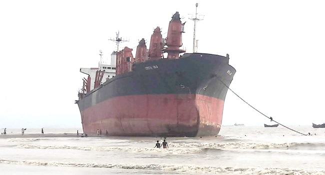 পারকি সমুদ্রসৈকতে আটকে পড়া সেই জাহাজ কেটে সরানোর সিদ্ধান্ত বুধবার