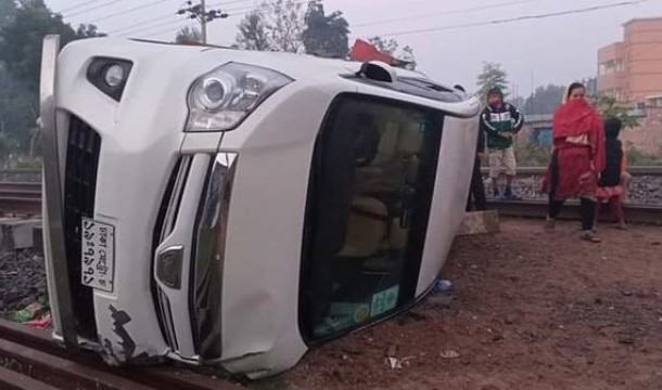 ট্রেনের ধাক্কায় মা ও শিশুপুত্র নিহত, আহত স্বামী-কন্যা