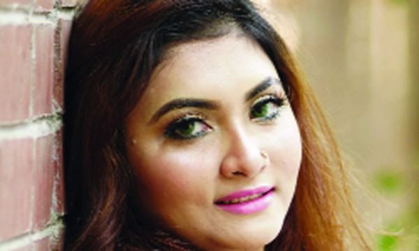 স্টেজ শোতে ব্যস্ত দোলা