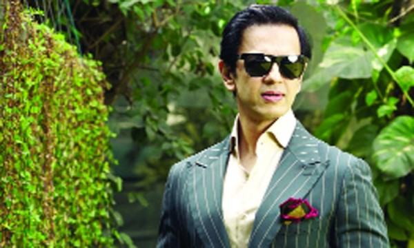জন্মদিনে স্ত্রীকে সারপ্রাইজ দিচ্ছেন নোবেল