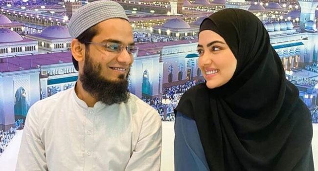 এবার স্বামীর সাথে পবিত্র ওমরাহে অভিনেত্রী সানা