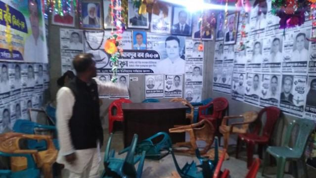 নৌকার নির্বাচনী ক্যাম্প ভাংচুর করলো বিদ্রোহী প্রার্থী