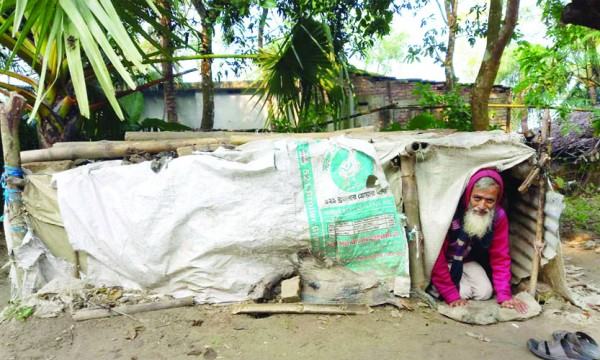 পাইকগাছায় প্রতিবন্ধী পলাশের মানবেতর জীবন