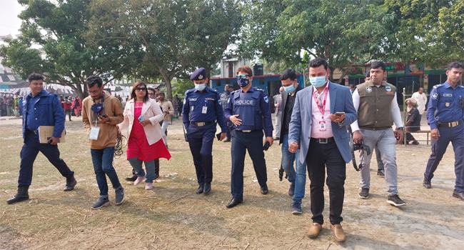 কেন্দ্র পরিদর্শনে গিয়ে ভোটারদের রোষানলে জেলা প্রশাসক ও এসপি