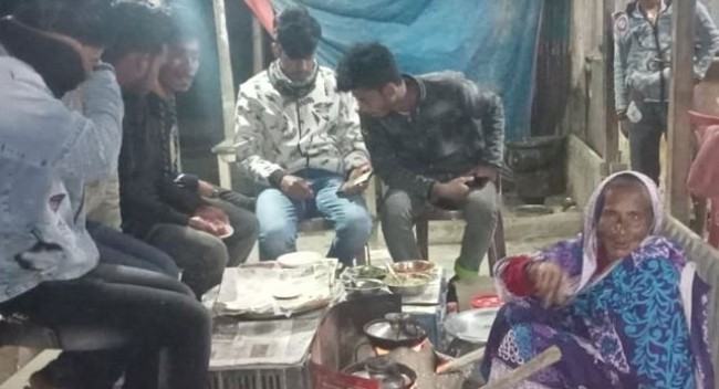 শীতে জমে উঠেছে পিঠার দোকান