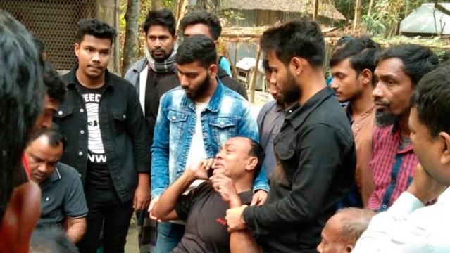 একমাত্র ছেলের লাশ নিয়ে বাড়িতে ফিরলেন মা-বাবা
