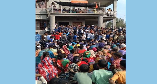 নৌকায় সিল দেয়া ব্যালট উদ্ধার, হাজার হাজার মানুষের বিক্ষোভ