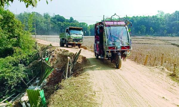 উখিয়ার দোছড়ি সড়ক বেহাল চলছে টমটম ও ডাম্পার