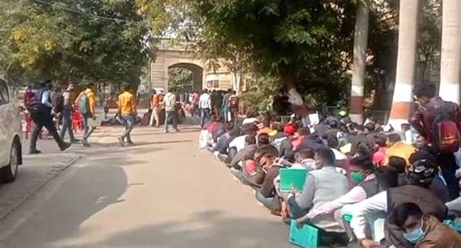ভারতে পিওন ও নিরাপত্তারক্ষী পদে চাকরির জন্য পিএইচডিধারীদের আবেদন