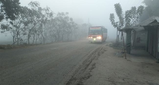 আকাশ কুয়াশাচ্ছন্ন, গুড়িগুড়ি বৃষ্টি