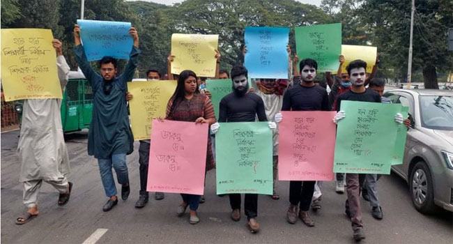 শিক্ষক সমিতির নির্বাচন চলাকালে ডাকসু চেয়ে মিছিল