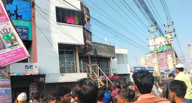 ভবনে রং করার সময় বিদ্যুতের স্পর্শে প্রাণ গেল মিস্ত্রির