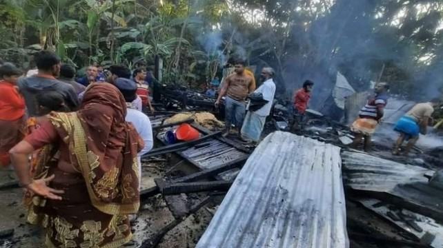পাথরঘাটায় আগুনে ঘর পুড়ে ৫ লাখ টাকার ক্ষতি