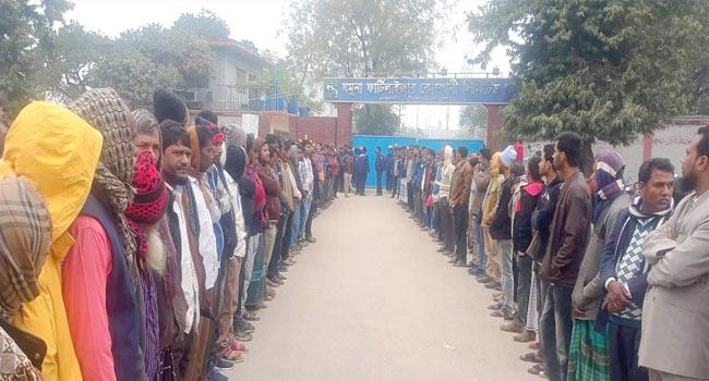 শ্রমিক ছাটাই : তারাকান্দি সারকারখানায় বিক্ষোভ