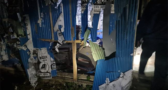 নোয়াখালীতে নৌকার নিবাচনী ক্যাম্পে হামলা-ভাংচুর