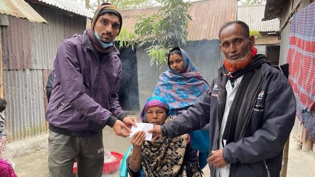 পত্রিকায় নিউজ দেখে ক্যান্সার আক্রান্ত নারীর পাশে পারভেজ