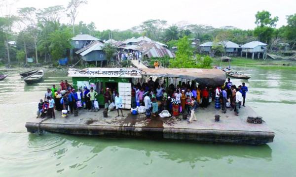 দশমিনায় অযত্নে অবহেলায় নষ্ট হচ্ছে ৩ পন্টুন