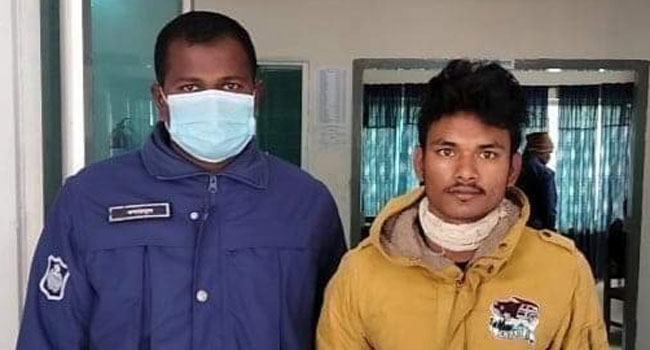 ফুলবাড়ী সীমান্তে অস্ত্রসহ ভারতীয় যুবক আটক