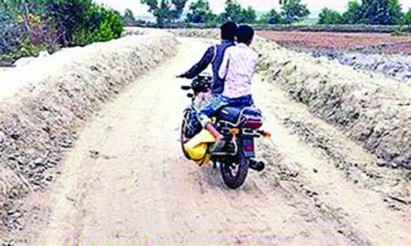৪ বছরেও শেষ হয়নি পাইকগাছার ৬ কিলোমিটার সড়কের কাজ