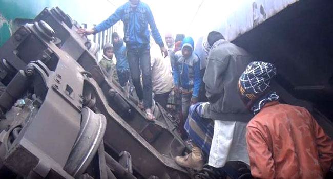 ট্রাকে ধাক্কা দিয়ে উল্টে গেলো ট্রেনের ৫ বগি