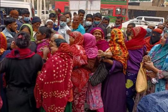 টিসিবি’র ভ্রাম্যমান দোকানে ৫ ঘণ্টায়ও শেষ হয় না দশ নম্বর সিরিয়াল