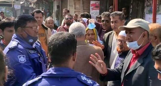 বরগুনায় বিএনপির প্রতিবাদ কর্মসূচিতে পুলিশের বাধা