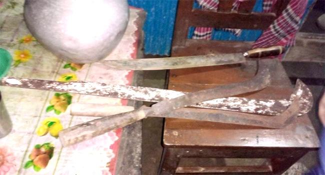 বেতাগী সদর ইউপি সদস্যের বাসা থেকে দেশীয় অস্ত্র উদ্ধার