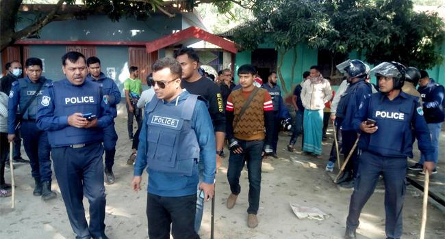 শৈলকুপায় দোকান-বাড়িঘর ভাংচুর, পুলিশের টিয়ারশেল-রাবার বুলেট নিক্ষেপ