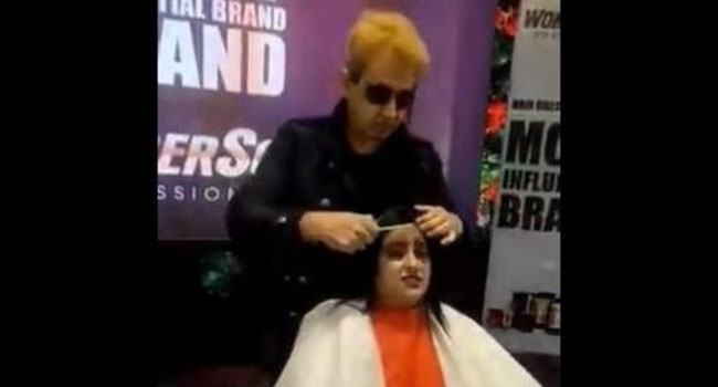 পানির পরিবর্তে থুতু দিয়ে চুল কাটলেন ভারতীয় হেয়ার স্টাইলিস্ট, তারপর যা ঘটল
