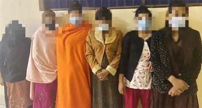 বগুড়ায় আবাসিক হোটেলে পুলিশের হানা : ১০ নারীসহ আটক ১৭