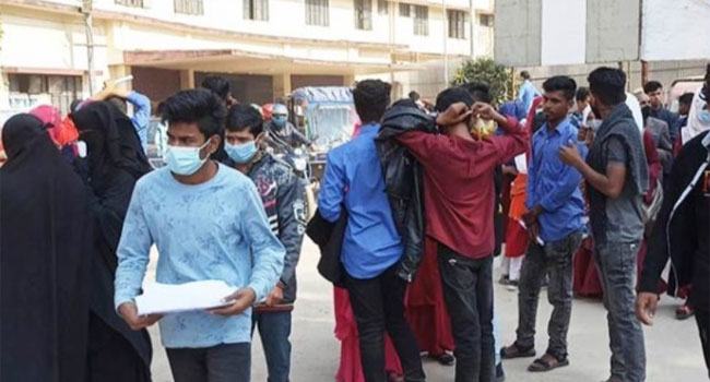 ভ্যাকসিন না পেয়ে ফিরে গেল আড়াই হাজার শিক্ষার্থী