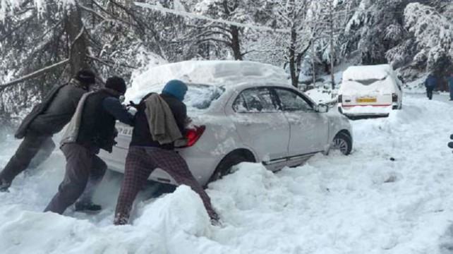 পাকিস্তানে তুষারপাতে ২১ জনের মৃত্যুতে ইমরানের শোক