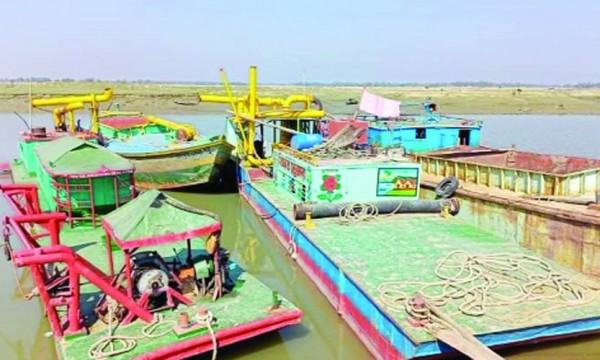 চকরিয়ায় রাবার-ড্যাম দিয়ে পারের অপেক্ষায় বলগেট ও ড্রেজার