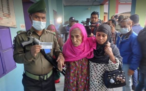 মরার আগে চুনকার মাইয়্যারে একট ভোট দি যাই...